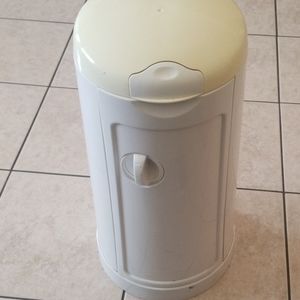 Munchkin diaper trash can